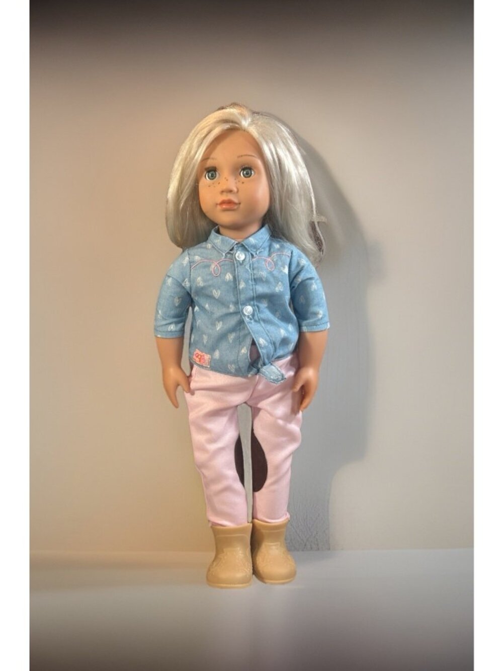Our Generation 18” Doll Yanira Silver Blonde Hair Green Eyes Freckles w/Outfit